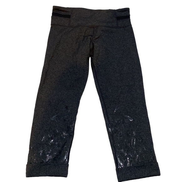LuLuLemon Cropped feather embossed Leggings 6 Black Vintage - Picture 2 of 13